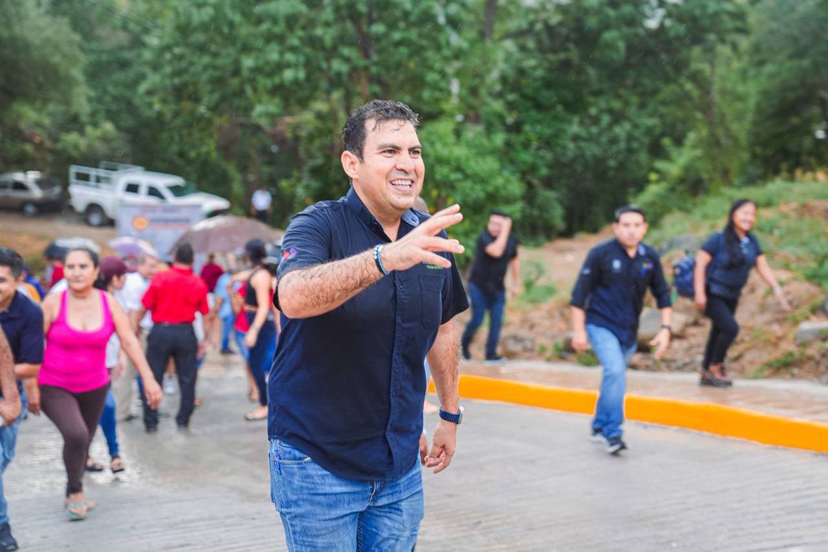 jorgexsa's tweet photo. ¡Juntos lo hicimos de nuevo! Los trabajos que realizamos no serían posible sin el apoyo de la ciudadanía. Quedó lista la calle Mirador de la colonia La Presa II. 

#AvanzamosJuntos #ManoConMano https://t.co/SvVNoI2Z4q
