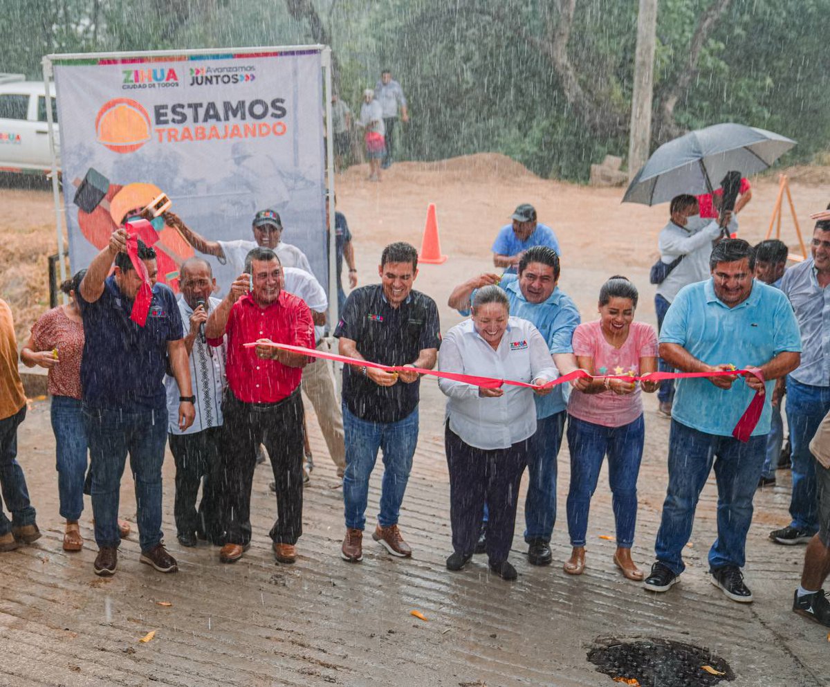 jorgexsa's tweet photo. ¡Juntos lo hicimos de nuevo! Los trabajos que realizamos no serían posible sin el apoyo de la ciudadanía. Quedó lista la calle Mirador de la colonia La Presa II. 

#AvanzamosJuntos #ManoConMano https://t.co/SvVNoI2Z4q