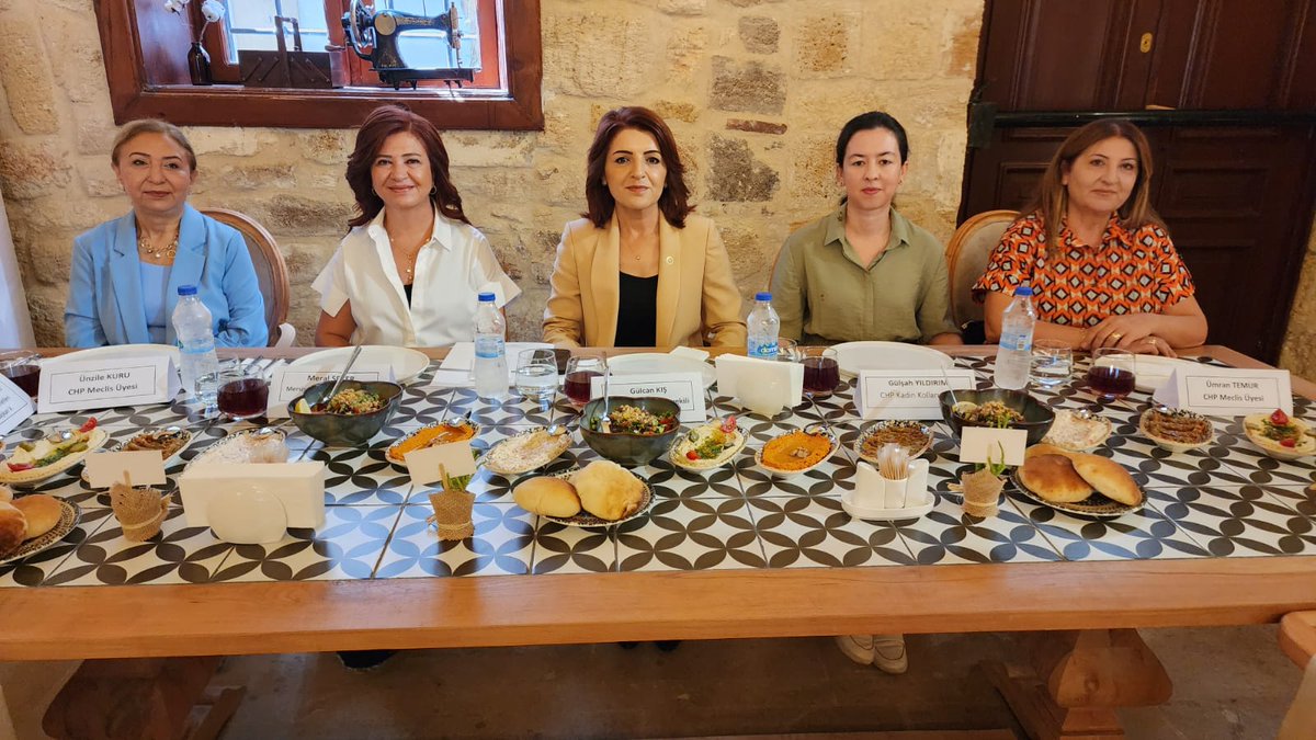 GulcanKis's tweet photo. Bugün demokrasimizin teminatı olan kadın muhtarlarımızla birlikteydim.

Gülnar Gastronomi Konağı'nda yaptığımız  toplantıya Mersinden Kadın Kooperatifi Başkanı Meral Seçer, #CHP İl Kadın Kolları Başkanımız Gülşah Yıldırım Genç, meclis üyelerimiz, ilçe kadın kolları başkanlarımız, Kadın ve Aile Hizmetleri Dairesi Başkan ve çalışanları da katıldı.

Değerli kadın muhtarlarımızla son derece verimli bir toplantı yaptık, harika vakit geçirdik. Muhtarlarımızın her zaman yanındayız ve yanında olmaya devam edeceğiz..

#Mersin #Muhtarlarımız @meralsecer65 @herkesicinCHP @GulsahYldrmGnc @chptbmm @chpmersinilb @mersin_bld