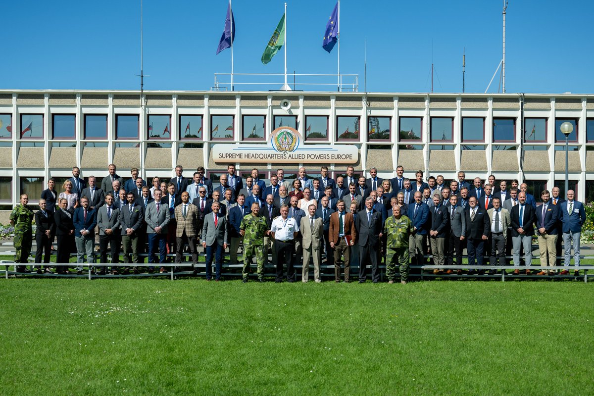 Today SHAPE welcomed Students and Staff of the Swedish 🇸🇪 Defence College. As part of their studies they became more familiar with NATO and its processes including the integration to the Alliance. #StrongerTogether