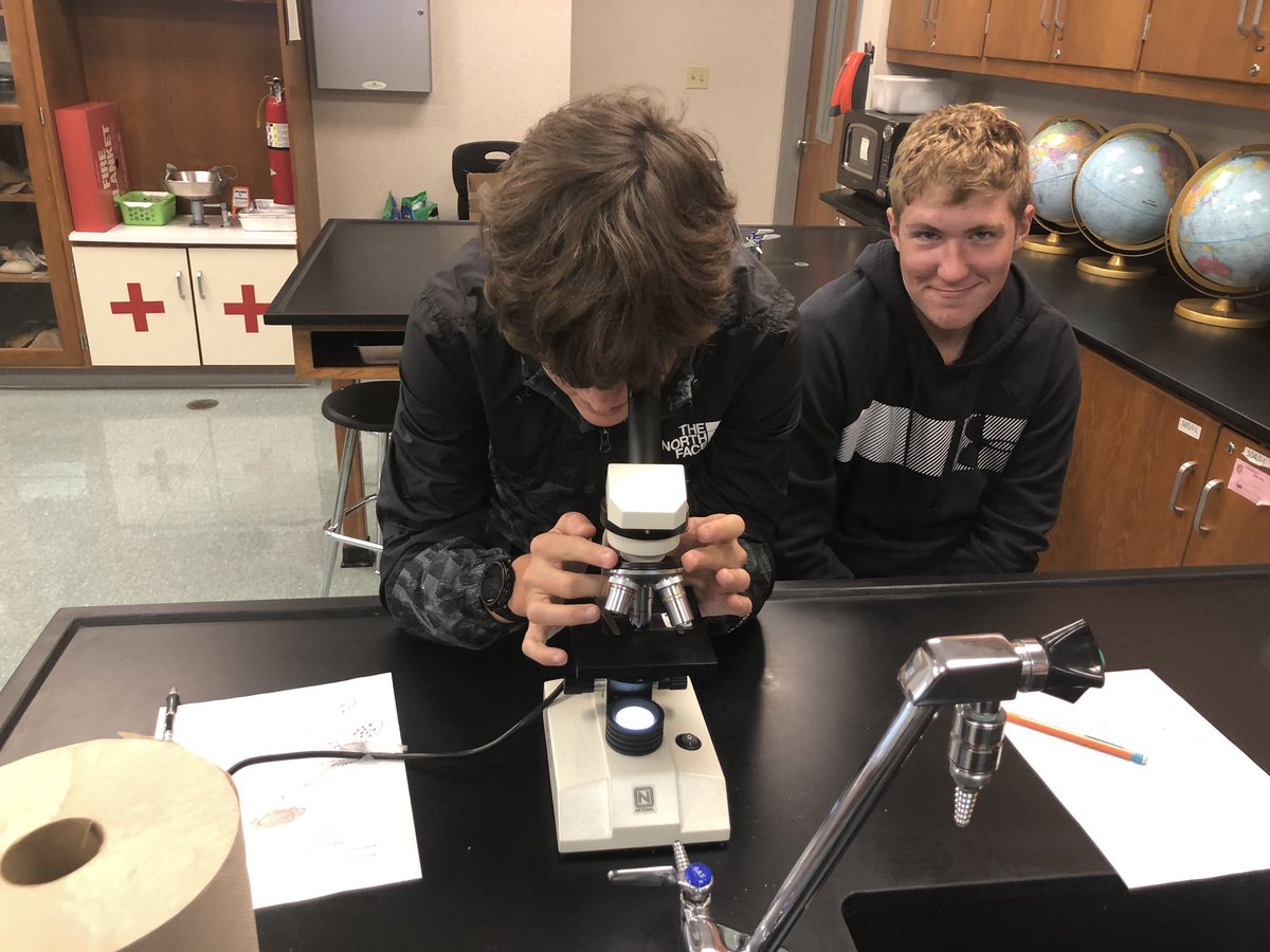 edwardsclass108's tweet photo. Biomed students practiced drawing blood and describing differences in various blood disorders using the microscope. #labday #blooddraw #pltw #pbs @PurdueINMaC https://t.co/B3RTi4ZqwP