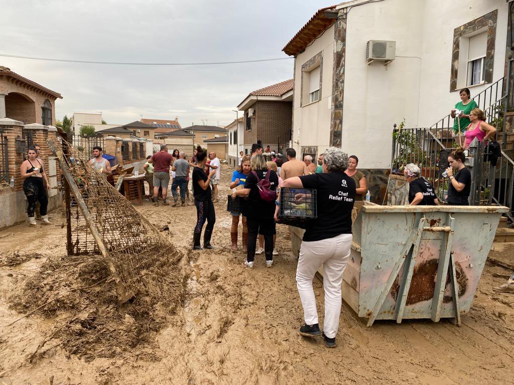 chefjoseandres's tweet photo. Love that in Toledo province in Spain, after the torrential rains that damage many small towns @WCKitchen was able to help with the leadership of my friend and leader @QuencodePepa PEPA Muñoz and other WCK team members…#ChefsForToledo Gracias PEPA! Te quiero mucho! https://t.co/s0cg4lPV3y