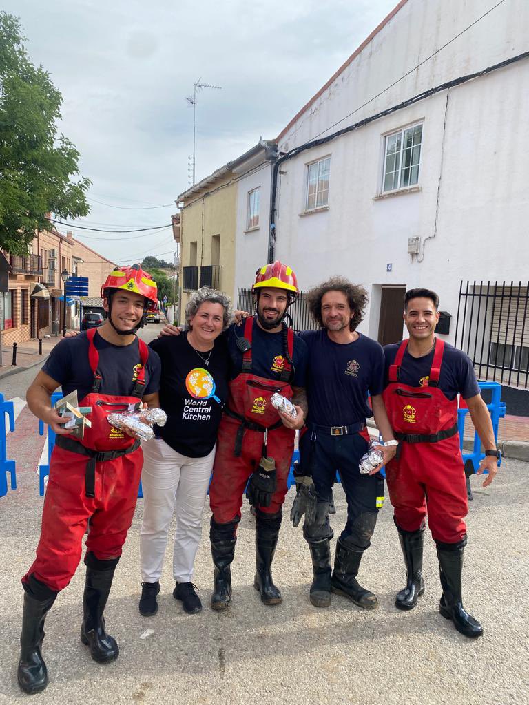 chefjoseandres's tweet photo. Love that in Toledo province in Spain, after the torrential rains that damage many small towns @WCKitchen was able to help with the leadership of my friend and leader @QuencodePepa PEPA Muñoz and other WCK team members…#ChefsForToledo Gracias PEPA! Te quiero mucho! https://t.co/s0cg4lPV3y