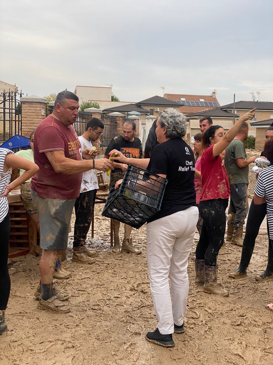 chefjoseandres's tweet photo. Love that in Toledo province in Spain, after the torrential rains that damage many small towns @WCKitchen was able to help with the leadership of my friend and leader @QuencodePepa PEPA Muñoz and other WCK team members…#ChefsForToledo Gracias PEPA! Te quiero mucho! https://t.co/s0cg4lPV3y