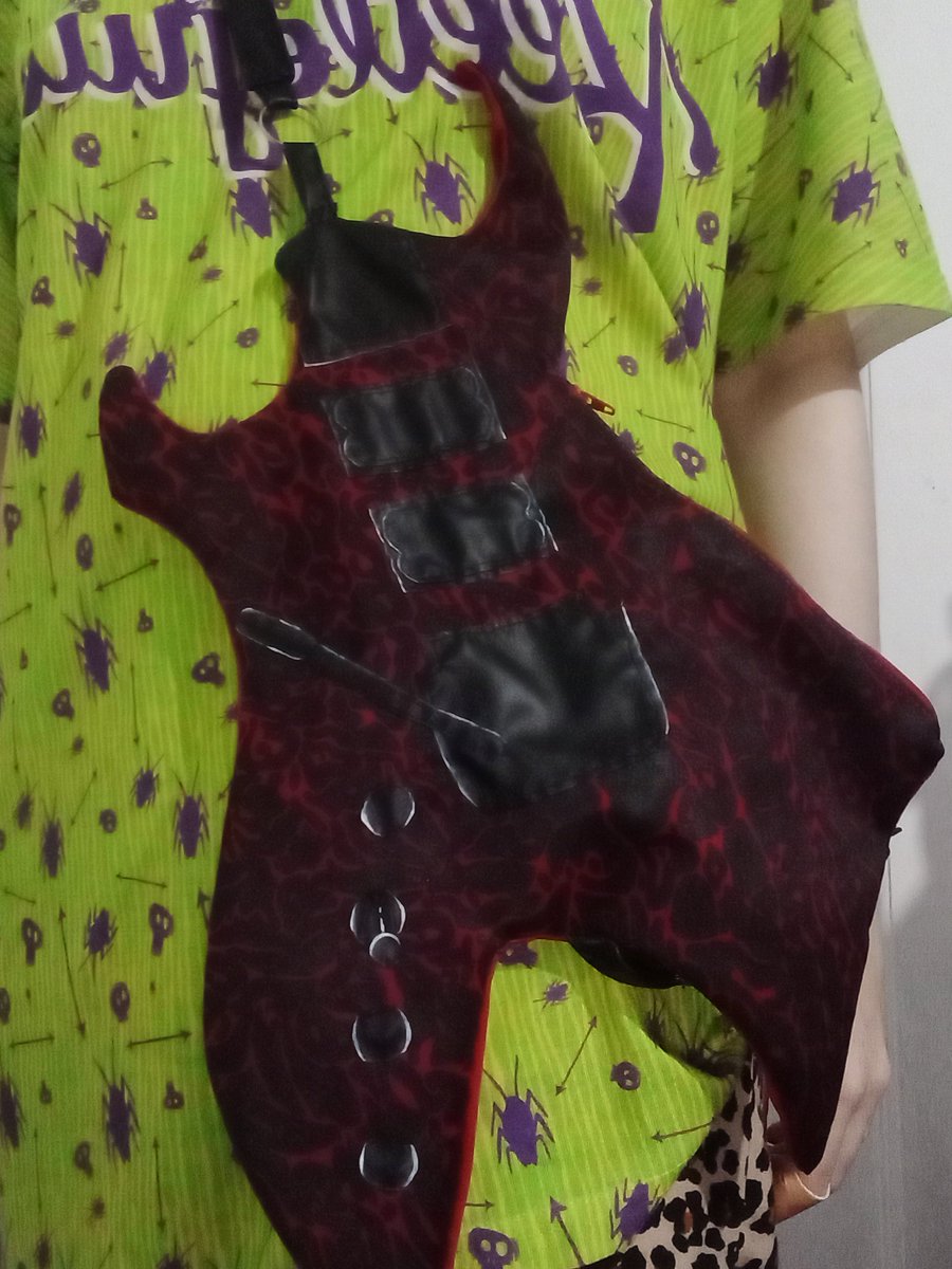 Ace_The_Gay_Boi's tweet photo. My second time making a bag from scratch with my own pattern. Handsewn, handpainted.
#EddieMunson #eddiemunsonguitar #diy #art #handpainted #handsewn #handmade #custom #commission #merch #strangerthings #handmadebag #smallbusiness #upcycling #bag #reworking #upcyclingclothes https://t.co/2Kgda19qxF