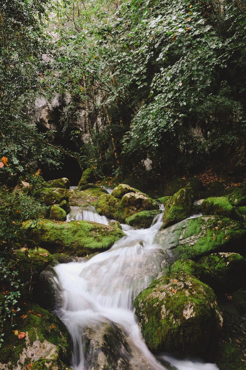 anatantranquila's tweet photo. Dos versiones de la Cueva del Ibón (Valle de Roncal), dos días diferentes: una versión con cascada de agua y otra sin ella. Perspectiva desde el exterior y desde su goteante y fresquito interior 
#Isaba #Pirienos #Navarra https://t.co/UhjcLvMOxD