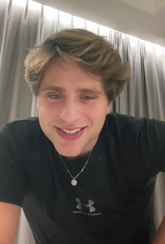 caceresmaria123's tweet photo. Gracias por el live de hoy Iván ya te extrañaba  mucho ten un gran día o noche, te quiero mucho y gracias por los consejos del gym 🤍🙌 https://t.co/aiirsW0gas