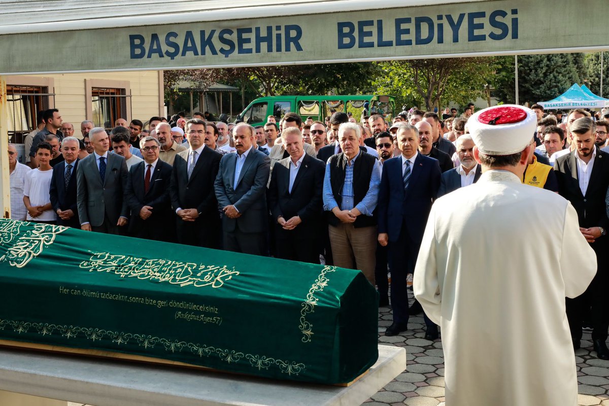 TC_istanbul's tweet photo. İçişleri Bakanımız Sayın @AliYerlikaya ile Valimiz @gul_davut, #Başakşehir'de meydana gelen #selde yaşamını yitiren Yıldız Yurtseven'in Hz. Hüseyin Camii’nde düzenlenen cenaze namazına katıldı.
Bakan Yerlikaya, cenaze namazının ardından basın mensuplarına açıklamalarda bulundu. https://t.co/MMeyqY8s3T
