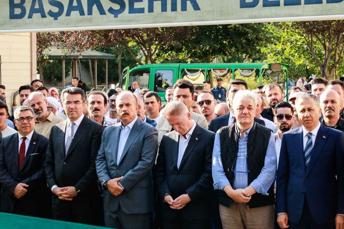 TC_istanbul's tweet photo. İçişleri Bakanımız Sayın @AliYerlikaya ile Valimiz @gul_davut, #Başakşehir'de meydana gelen #selde yaşamını yitiren Yıldız Yurtseven'in Hz. Hüseyin Camii’nde düzenlenen cenaze namazına katıldı.
Bakan Yerlikaya, cenaze namazının ardından basın mensuplarına açıklamalarda bulundu. https://t.co/MMeyqY8s3T