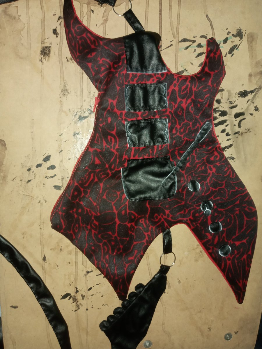 Ace_The_Gay_Boi's tweet photo. My second time making a bag from scratch with my own pattern. Handsewn, handpainted.
#EddieMunson #eddiemunsonguitar #diy #art #handpainted #handsewn #handmade #custom #commission #merch #strangerthings #handmadebag #smallbusiness #upcycling #bag #reworking #upcyclingclothes https://t.co/2Kgda19qxF