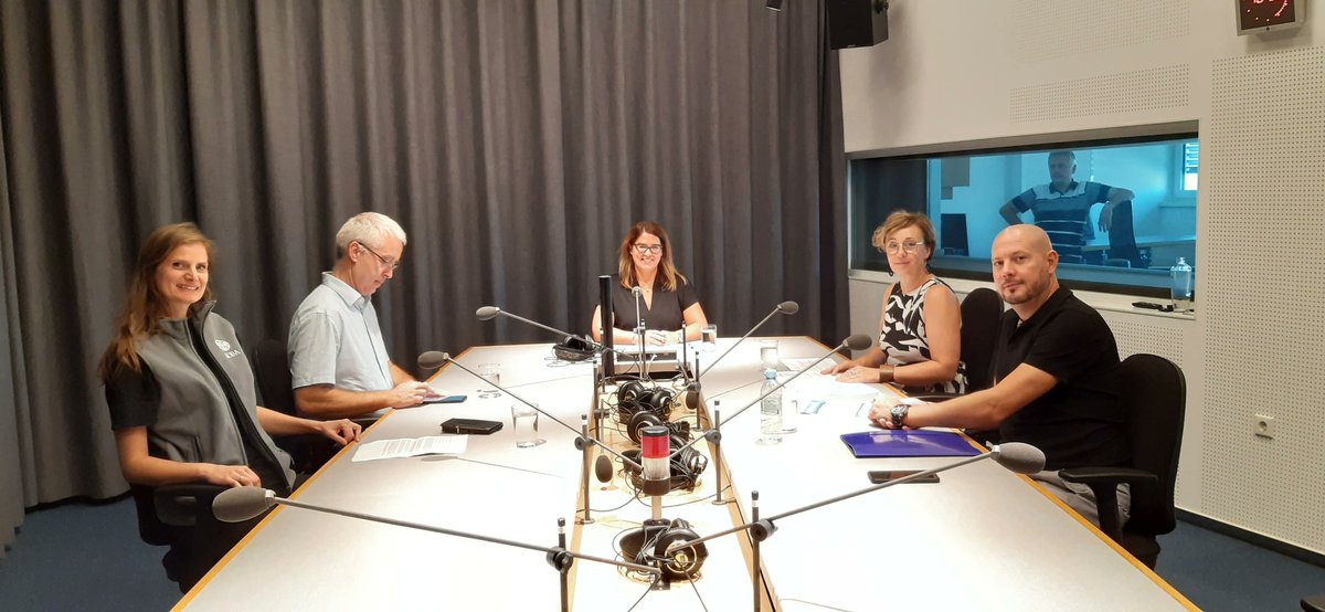 Bomo lahko stali ob strani vsem, ki so jih prizadele poplave in plazovi? Kako pravično razdeliti pomoč? V #StudioOb17h naša <a href="/LucijaDR/">Lucija Dimnik Rikić</a>, Barbara Goričan <a href="/mddszRS/">MDDSZ</a>, Katja Kotnik <a href="/AdraSlovenija/">Adra Slovenija</a>, Tadej Poberžnik / CSD Koroška, Peter Tomažič #SlovenskaKaritas. 👇