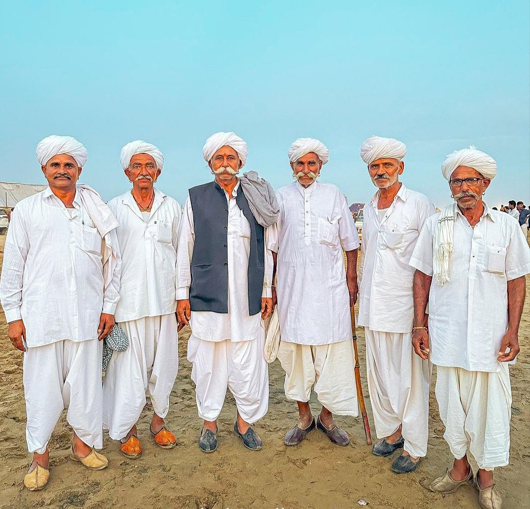 हमारी शान हमारा पहनावा... 🤗❤
White and white
#rajasthaniculture  #barmer #rurallife