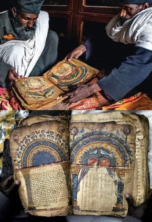 La Biblia etíope es la Biblia más antigua y completa del mundo.  Se cree que es el manuscritos cristiano completo pintado a mano más antiguo que sobrevive. Escrito en Ge'ez un idioma antiguo de Etiopía . Incluye el Libro de Enoch, Esdras, Buruch y los 3 Libros de Macabeos.