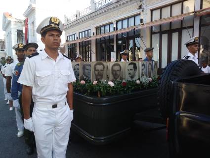 Con flores, versos y cantos donde una vez hubo sangre, balas y dolor, el  pueblo de la Perla del Sur rindió su tradicional homenaje a los héroes y  mártires que hace 66 años se levantaron contra la tiranía batistiana.
#SeptiembreGlorioso 
#CubaViveEnSuHistoria