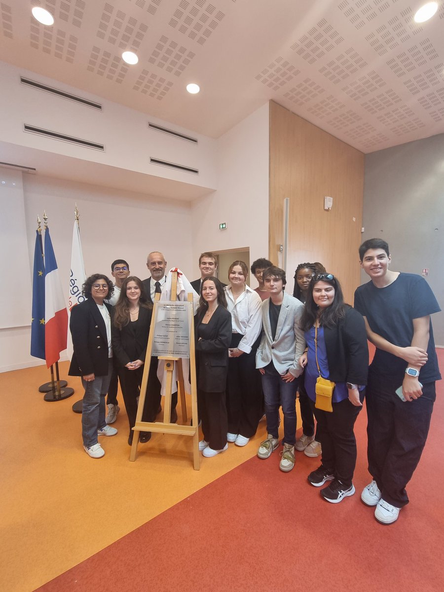 Ruffin__Nicolas's tweet photo. Une grande journée pour le site jardin du lycée Gustave Monod #MonodElB.  Inauguration officielle, distribution des ordinateurs portables et début des cours pour tous. Des conditions de vie et de travail grandement améliorées pour nos élèves et nos professeurs ! https://t.co/zP95c5AqJh