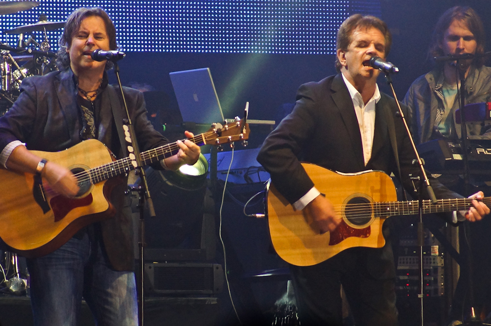 I first started following Runrig back in 1981, and was fortunate to hear Bruce Guthro at live concerts for 20 years after Donnie left. (Always preferred his vocals to Donnie's!) Taken far too early at 62, RIP Bruce, and thank you for standing out in the rain with us......