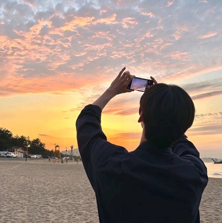 hvnily's tweet photo. NO CHEATING! 

you are starring in a movie with the last celebrity you have saved in your gallery, the name of the movie is the name of the last song you heard.

OMG ?@*@*@* https://t.co/o0hiwEGFNJ