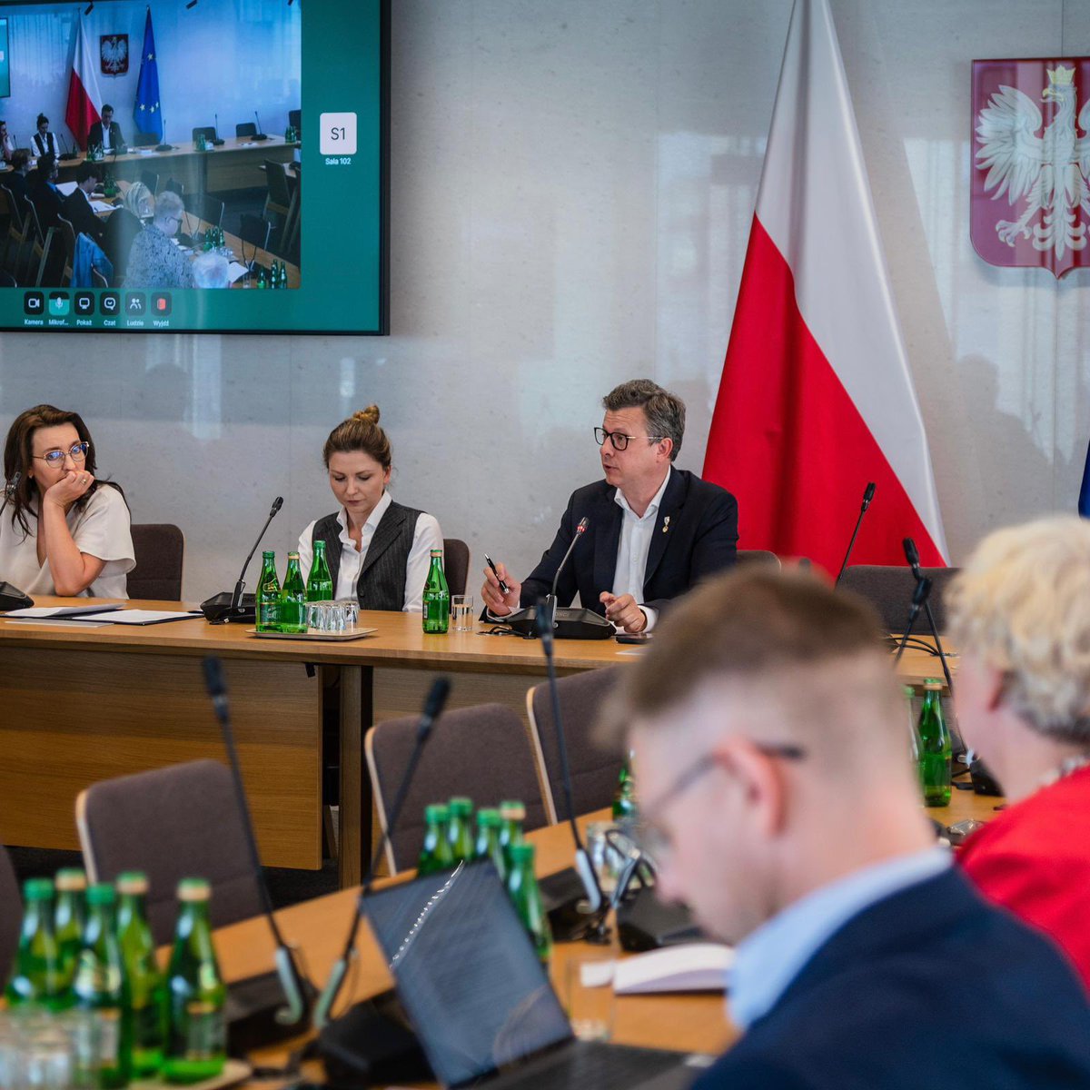 moanrosa's tweet photo. ⏰ Od pochodzącego jeszcze z lat 60. pojęcia WŁADZY RODZICIELSKIEJ po prostu trzeba odejść. Rodzic to nie tyran, a dzieci to nie nasza własność.
📣 TAK dla odpowiedzialności, NIE dla władzy.
Dziękuję za dzisiejszą debatę ekspercką podczas posiedzenia Zespołu Praw Dziecka Dr #MarekMichalak @ProfDrHabMK Prof. B.Smolińska-Theiss @KobylinskaAgata   Ks. Prof. A.Solak @OklaDrewnowicz @KLubnauer  @ciesiolkiewicz