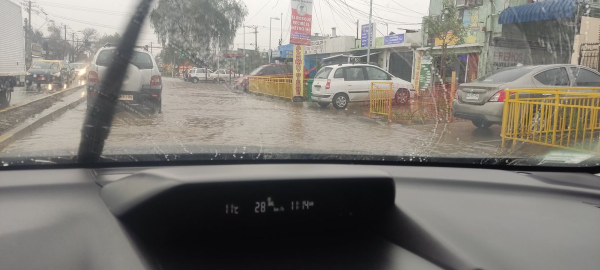 ErnestCZ's tweet photo. Ingreso a estación de metro @metrodesantiago observatorio próximo a inagurar comuna del @munielbosque totalmente inundado imposible cruzar la calle para ingresar a la estación!! https://t.co/gHw53Jpmxy