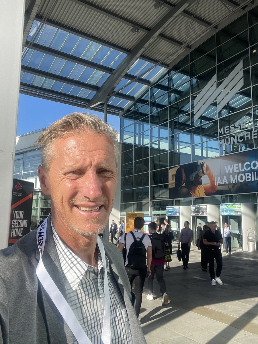 IAA 2023: die Frage lautet längst nicht mehr, ob Verbrenner, Hybrid oder E-Antrieb! Hier gehts um Connectivität, neue Geschäftmodelle, neue Services und das Auto als Technologieträger für das alles… ist irgendwie so wie mit dem Handy: man kann auch noch damit telefonieren…