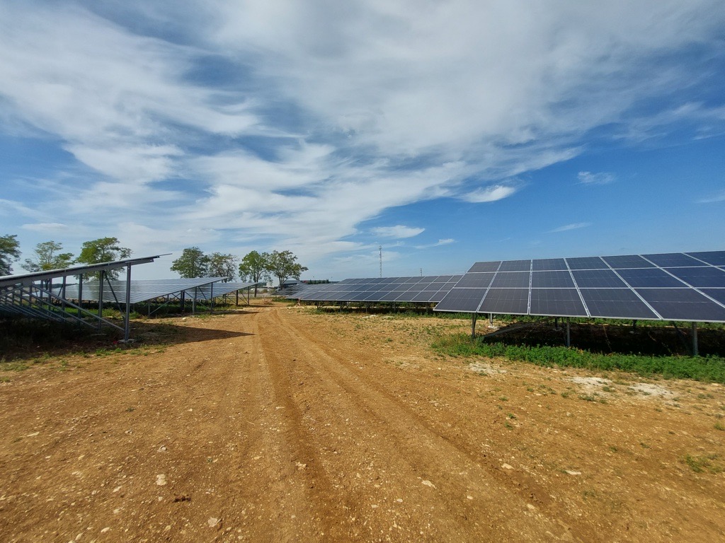EDF_power's tweet photo. ☀⚡Aujourd'hui on vous emmène en #BourgogneFrancheComté pour l’inauguration d'une nouvelle centrale solaire à #Nitry ☀ Un bel exemple de valorisation d'un délaissé autoroutier au profit de la transition énergétique du territoire⚡ @GroupeAPRR @eiffage @EDF_BFC https://t.co/9SHkCUmxBX