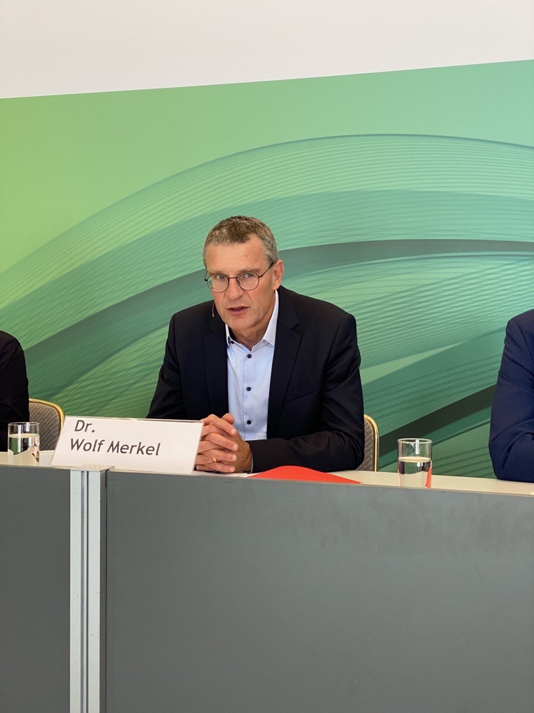 Die Wasserwende sei Daseinsvorsorge in der Klimatransformation. Sie gibt es nicht zum Nulltarif, erklärte Wolf Merkel, <a href="/DVGW/">DVGW Deutscher Verein des Gas- und Wasserfaches</a> Vorstand Wasser, auf der #gatwat Pressekonferenz vor Journalisten. Um #Wasser als Wirtschaftsfaktor zu sichern, müsse die Infrastruktur angepasst werden.
