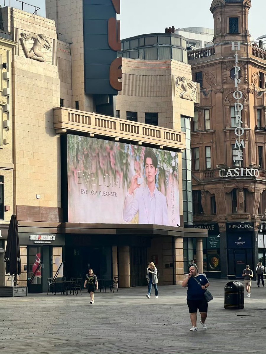 ChanyeolsEri's tweet photo. The London headquarters of EVE LOM has displayed big LED screen of Xiao Zhan in front of their building 

The respect they showing for their new brand spokesperson is peaks 👍

#XiaoZhanxEVELOM #XiaoZhan https://t.co/JSslxPRTMl