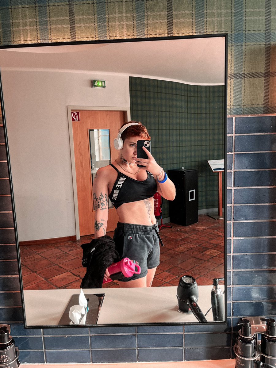 janina 🧃 tweet media