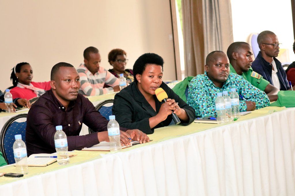 RwamaganaDistr's tweet photo. Ku bufatanye na @RwandaWomenNet uyu munsi hatangiye amahugurwa y'iminsi 3 y'ibyiciro bitandukanye by'abakozi mu Karere hagamijwe kubongerera ubumenyi bwerekeye ihame ry'uburinganire no kurwanya ihohotera rishingiye ku gitsina. https://t.co/BN4OUbsz3z