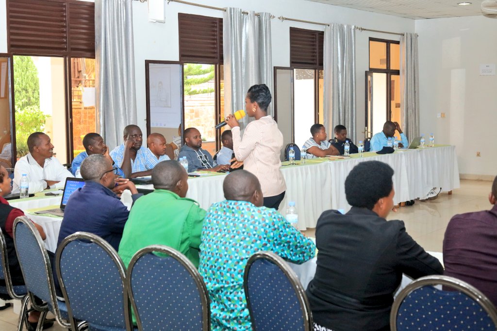RwamaganaDistr's tweet photo. Ku bufatanye na @RwandaWomenNet uyu munsi hatangiye amahugurwa y'iminsi 3 y'ibyiciro bitandukanye by'abakozi mu Karere hagamijwe kubongerera ubumenyi bwerekeye ihame ry'uburinganire no kurwanya ihohotera rishingiye ku gitsina. https://t.co/BN4OUbsz3z
