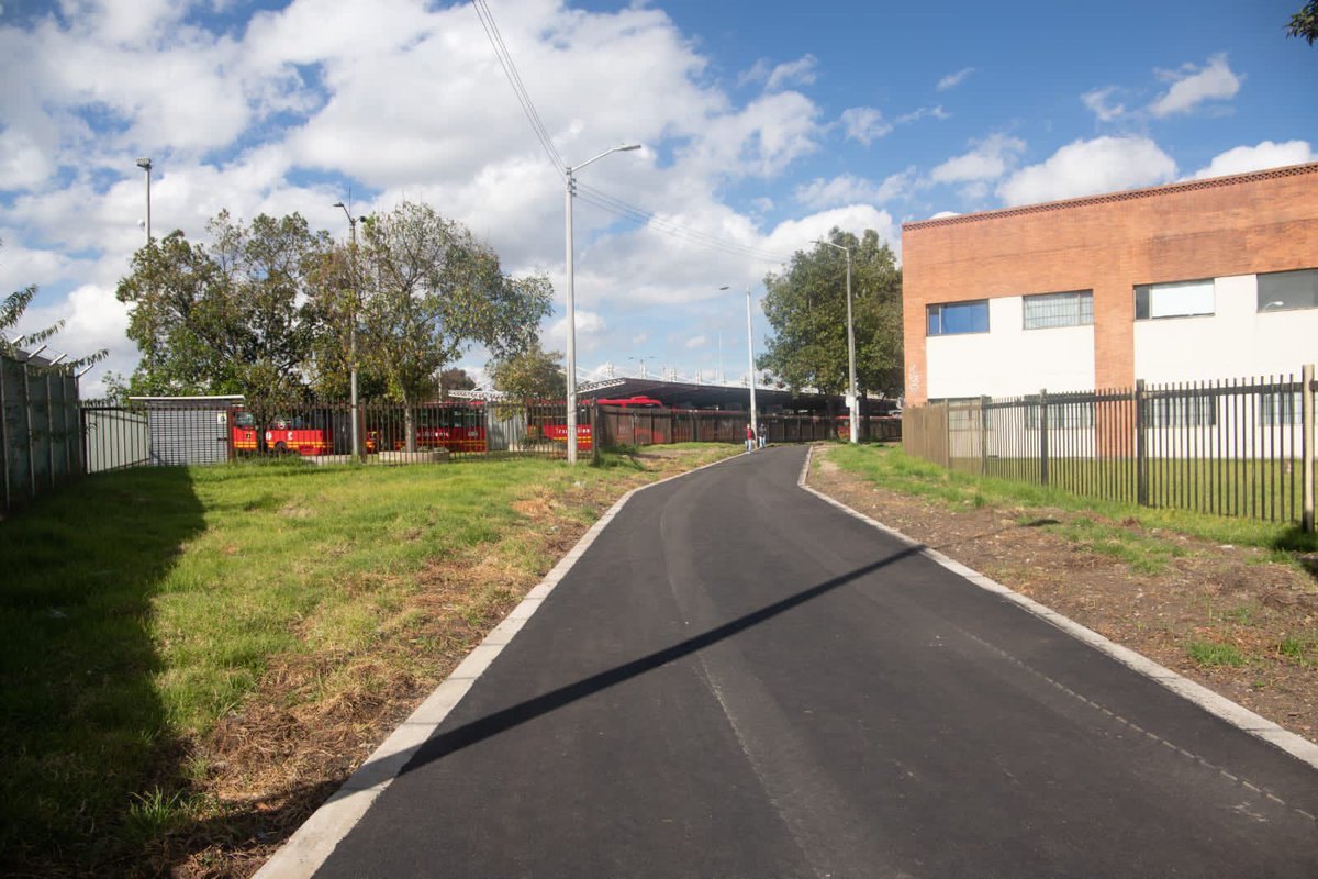 Deyaniravilam's tweet photo. Los peatones son nuestra prioridad y junto a la @UMVbogota seguimos mejorando los espacios que los cuidan. Hoy entregamos 5.355 m2 distribuidos en 4 senderos peatones que conectan el Portal de la cll 80 con 4 barrios aledaños, beneficiando a más de 4.000 ciudadanos. https://t.co/DHGOcpkNy1