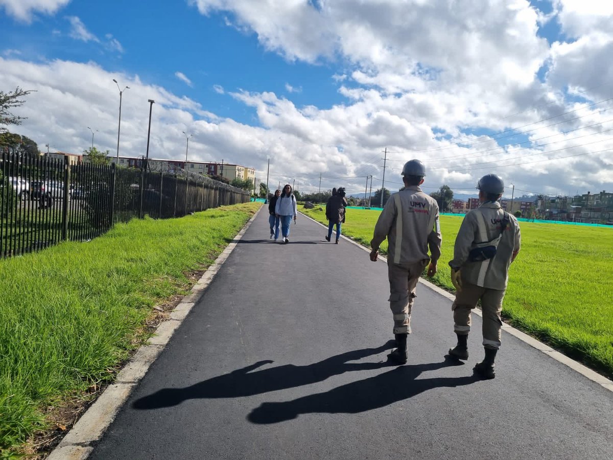 Los peatones son nuestra prioridad y junto a la <a href="/UMVbogota/">Unidad de Mantenimiento Vial (UMV)</a> seguimos mejorando los espacios que los cuidan. Hoy entregamos 5.355 m2 distribuidos en 4 senderos peatones que conectan el Portal de la cll 80 con 4 barrios aledaños, beneficiando a más de 4.000 ciudadanos.