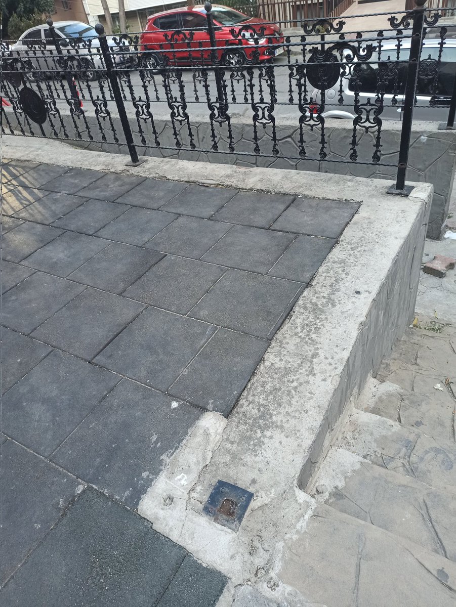 Karlıtepe Mahallesi ihsan çıkmazı sokak İhsan çıkmazı parkı
Çocuklar düşer diye koyulan demir
 kırıldı 15 gündür yapmaya gelen yok
<a href="/GOPBelediyesi/">Gaziosmanpaşa Belediyesi</a>