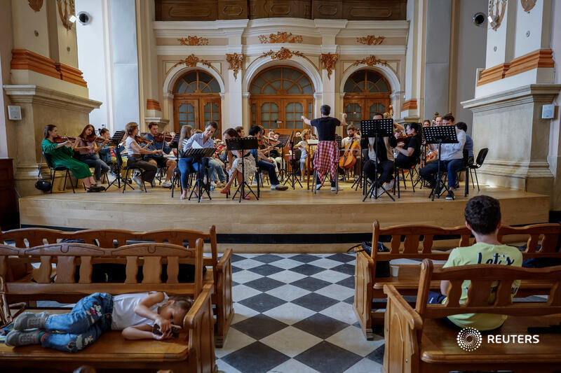 🔊🎼 The Ukrainian orchestra plays on despite air raids and power cuts. <a href="/andreajanuta/">Andrea Januta</a> visits Lviv to meet the musicians on Reuters World News daily podcast reut.rs/3r1vEUs