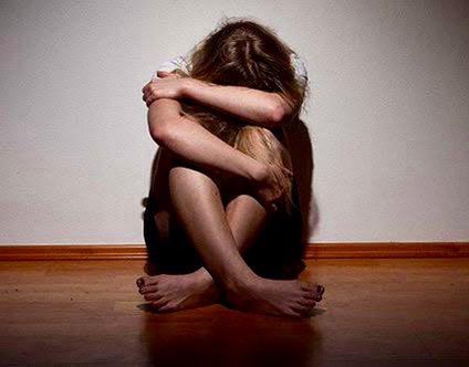 Allah belanızı versin…
Haber Timur Soykan’ın…
Buyurunuz…
“Hakkari'de 11 yaşındaki bir kız çocuğu, köyündeki 3 kişinin TECAVÜZÜNE uğradı…
1- Esra’yı “sana acil bir şey söylememiz lazım, akşam ahıra gel” diyerek kandırıyorlar.
2- Esra akşam ahıra gittiğinde Esra’yı kaçırıp