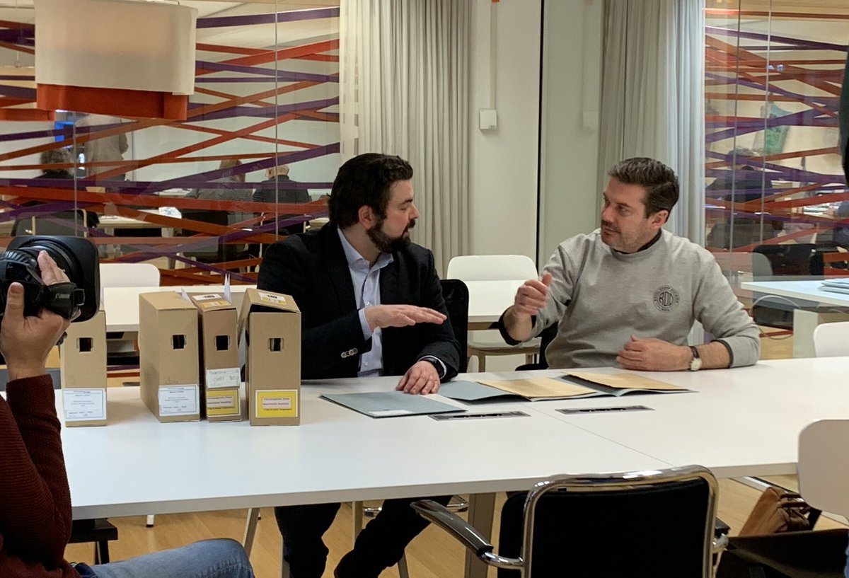 Voor de 2e aflevering van ‘De Erfgenaam’ keek Ruben Nicolai samen met onderzoeker @Alan_Moss in de studiezaal van het Nationaal Archief naar stukken uit het Oorlogsarchief van het Nederlandse Rode Kruis. 📺 Benieuwd? Je ziet de uitzending vanavond om 20.30 uur bij RTL 4.