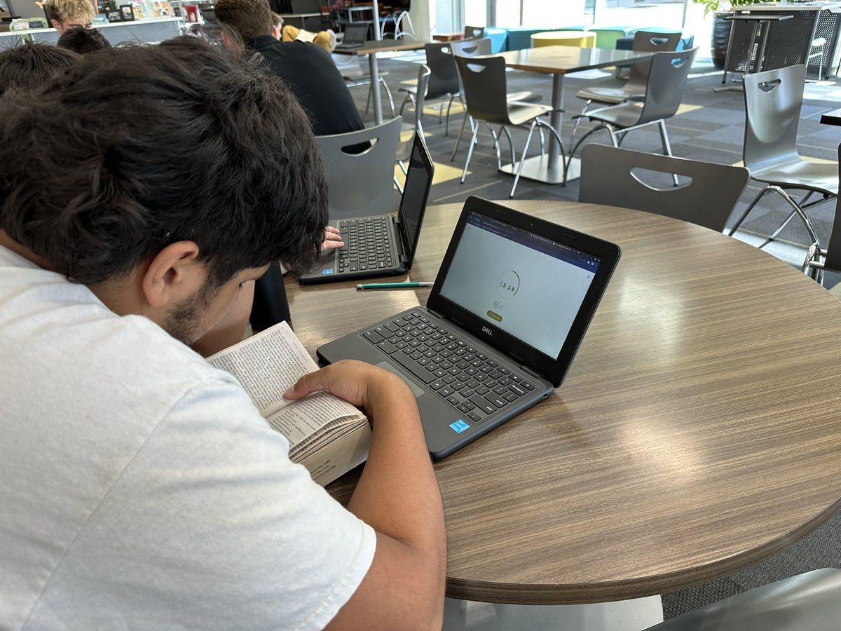 SeguinHSLibrary's tweet photo. Ms. Saunders’ ELAR classes @SeguinHSTx are racking up minutes on Beanstack after their library lesson! @SeguinISD #1Heart1Seguin #SeguinReads https://t.co/dNBdTweyvS