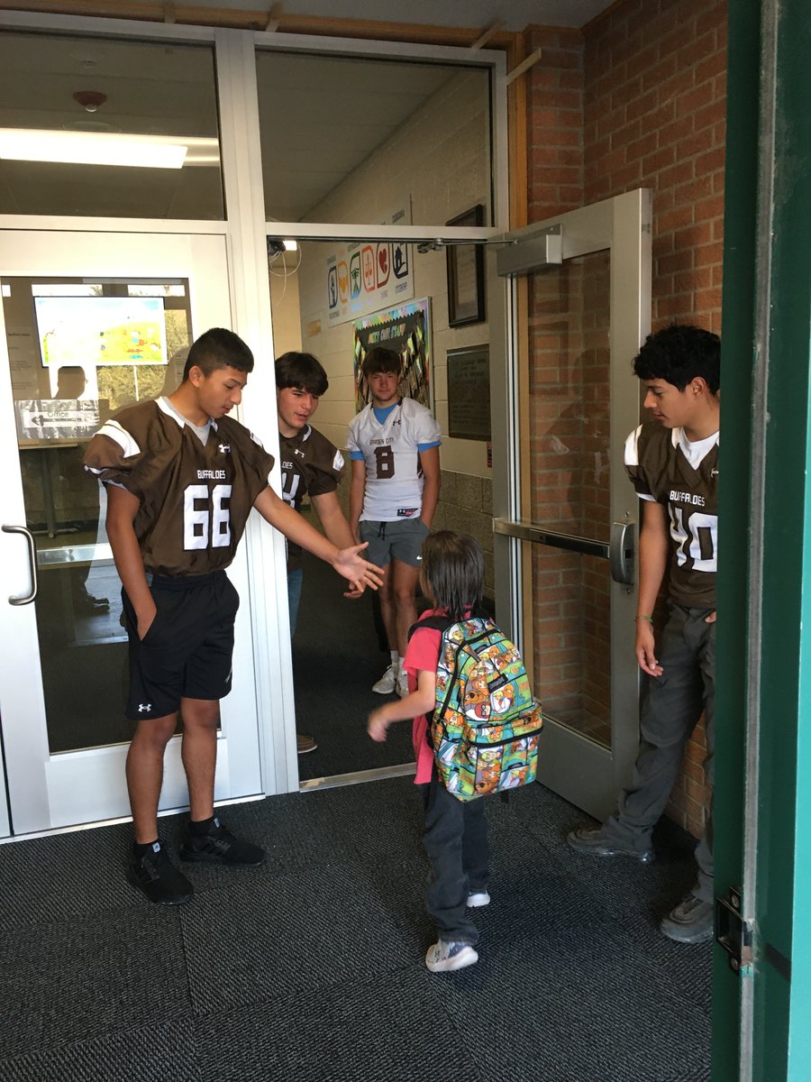 GCBuffsFootball's tweet photo. It's High Five Wednesday and that means the Buffaloes were out giving high fives. This morning the Buffaloes were at Buffalo Jones Elementary School welcoming students to school. Hope you have a great day Buffalo Jones!!! #1Herd https://t.co/bPbpsSqWEq