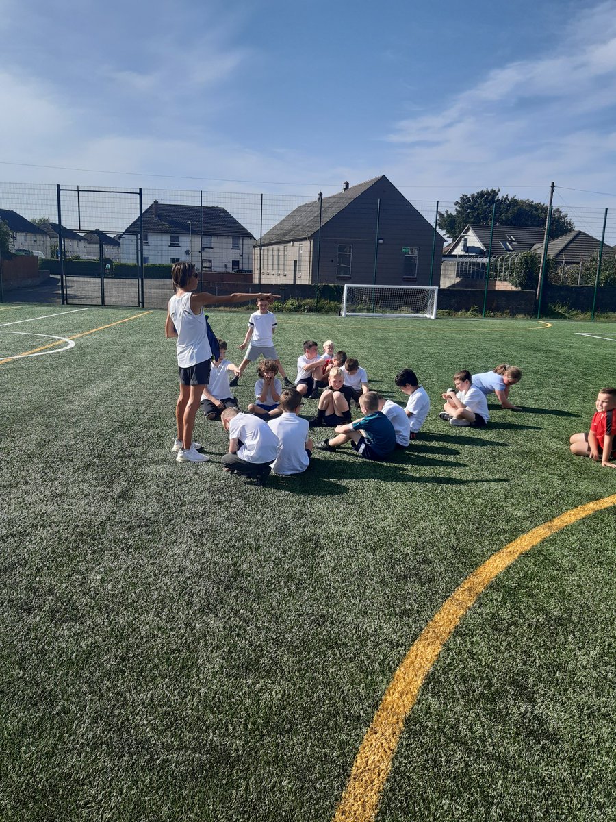 ActivePwick_SAC's tweet photo. Some fun in the sun at our P4/5 cricket after school club today! Great time had by all, thanks to parent volunteer Laura for delivering! @ActiveSA_SAC @Pwick_Cricket @CricketScotland #ThrivingCommunities #Cricket #pathways https://t.co/BADVSR1x8v