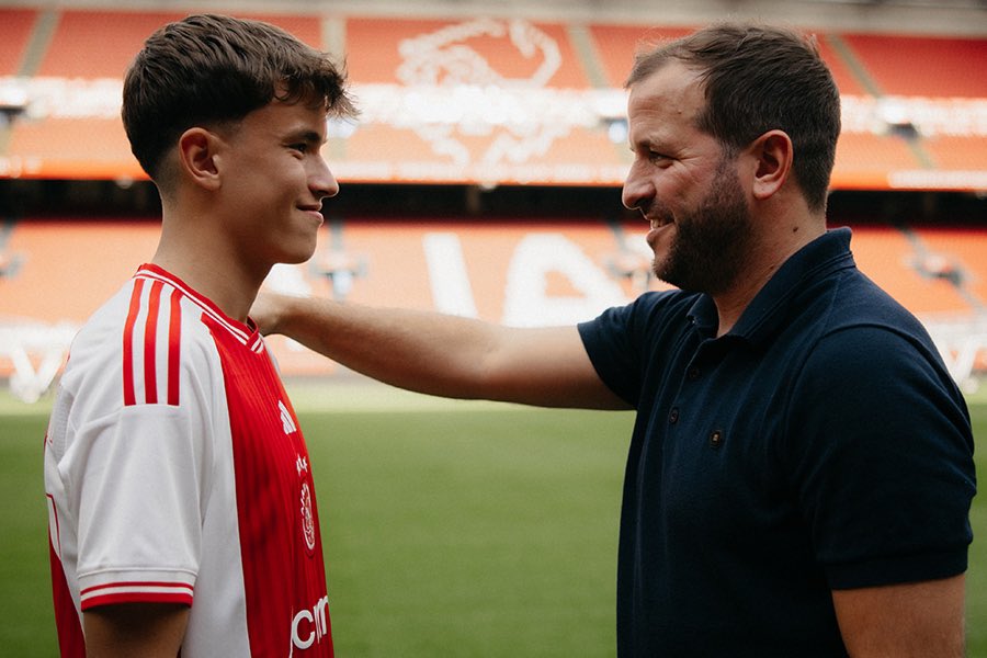 Damián Van der Vaart, Rafael’s son, has just signed one year deal at Ajax — valid until June 2024 ⚪️🔴 #Ajax