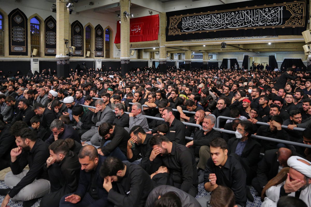 ur_khamenei's tweet photo. حضرت امام حسین علیہ السلام اور ان کے اصحاب با وفا کے چہلم کے موقع پر ملک کےطلبہ کی انجمنوں نے رہبر انقلاب اسلامی کی موجودگی میں عزاداری کی۔ https://t.co/hWXFKbZtRK