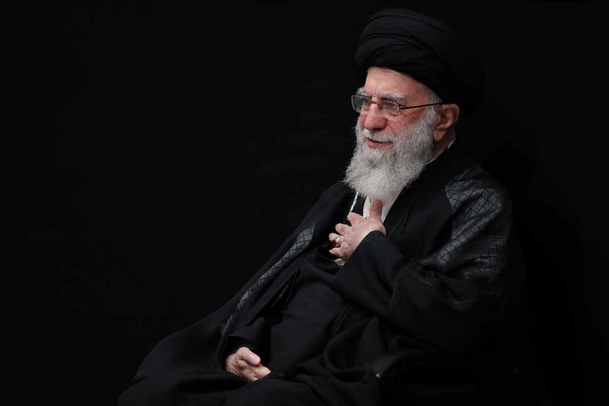 ur_khamenei's tweet photo. حضرت امام حسین علیہ السلام اور ان کے اصحاب با وفا کے چہلم کے موقع پر ملک کےطلبہ کی انجمنوں نے رہبر انقلاب اسلامی کی موجودگی میں عزاداری کی۔ https://t.co/hWXFKbZtRK