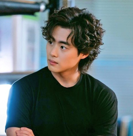 bkfilmo_js's tweet photo. 소문이가 고등학생일 시절 악귀한테서 한 사람을 구해주게되는데 그게 이채진인거, 채진은 소문이 보자마자 한눈에 반해버리고 소문이 교복보고 학교알아내서 매일 소문이 학교로 찾아오는 이채진.. https://t.co/FPWXET9vNz