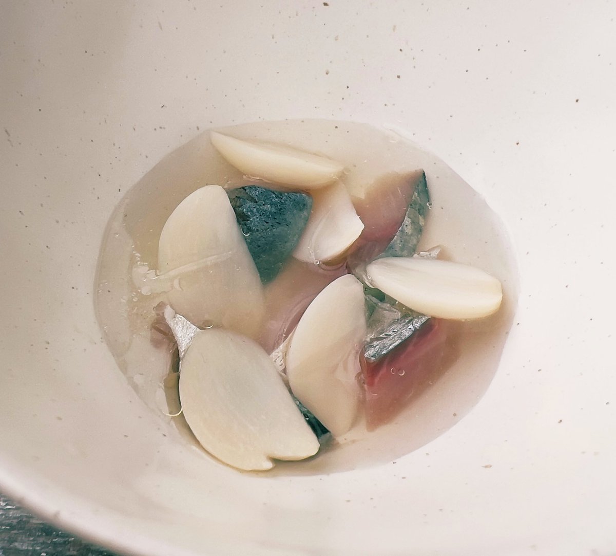 LDuraRealidad's tweet photo. #TOHQA segunda vez en dos meses y continuación de muchas 
Caldillo pescado azul con tomate y corazón de atún 
Ajos y Sardina en suero de cabra 
Delicioso calamar con un toque de brasa (mínima intervención) https://t.co/l9GzStAweW