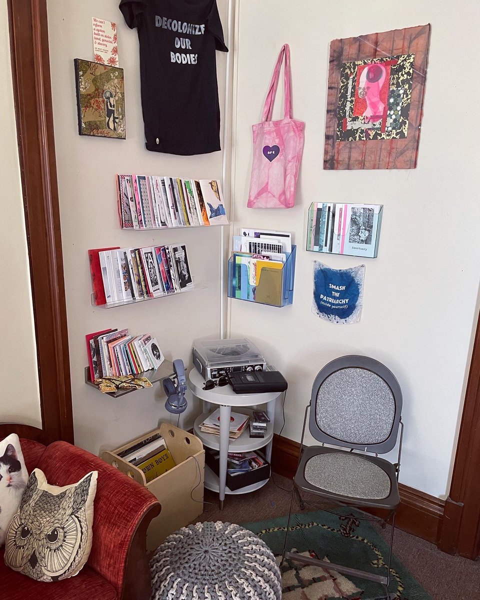 love_an_artist's tweet image. Scenes from the un*named zine library. #zines #zinelibrary #unnamedzinelibrary