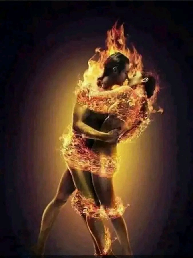 Ennar72785114's tweet photo. @RomeroYenisey
@Lucia0102cuba
@Aittana20
@MaritaZurda
@ErnandezSasha
Envueltos en las delicias, 
y el fuego de la pasión, 
me consumen tus caricias, 
y me borras la razón.
Al calor de tú mirada, 
abrazado a tu cintura, 
se enciende la llamarada, 
que por los siglos perdura. https://t.co/JlFy9oXYjK