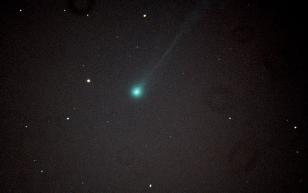 El 3 de septiembre, poco antes del amanecer, nuestro compañero Antonio tomó esta imagen del cometa P1 Nishimura.
Es un cometa relativamente brillante, pero su cercanía al sol, lo hace difícil de observar.