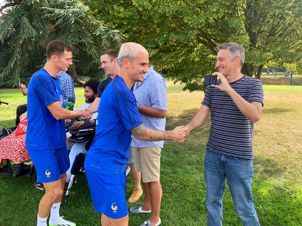 Les Pensionnaires de l'<a href="/INI_Invalides/">Institution nationale des Invalides</a> ont eu la chance et le privilège de rencontrer mardi 5 septembre les joueurs de 
l‘<a href="/efootdefrance/">Equipe de France eFoot ⭐️</a> ⚽️🇫🇷 à Clairefontaine.
Moments intenses chargés d'émotion et de fraternité.
Merci pour l'accueil chaleureux qu'ils nous ont réservé !