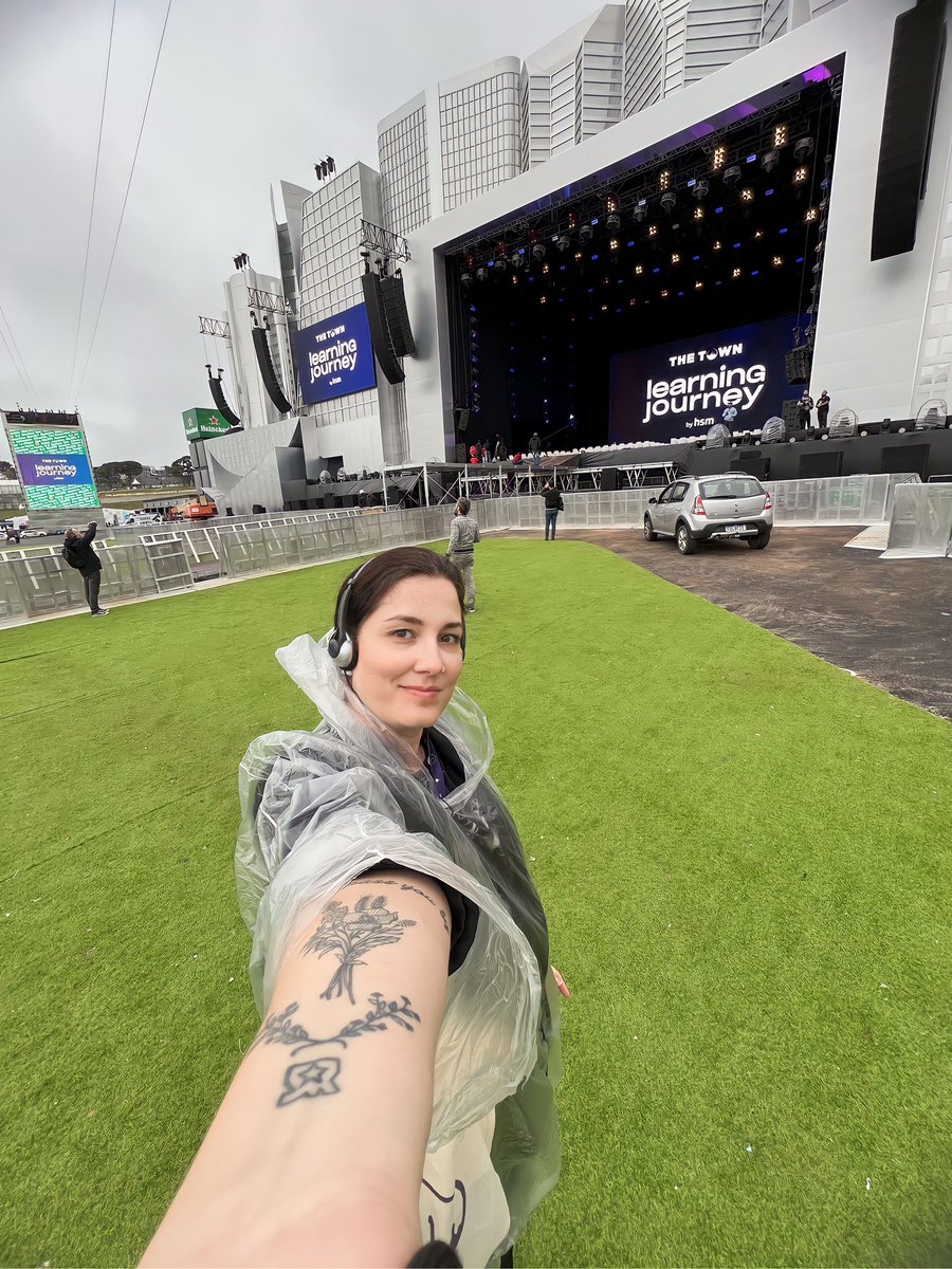 MarianaGalvaop's tweet image. Nada do que eu escreva aqui vai traduzir o dia de hoje.
Q
Sem dúvida um sonho profissional realizado e mais ainda, tenho a certeza que será o primeiro de muitos!

Obrigada @thetownfestival @hsmbroficial , está sendo incrível! 

#producaodeeventos  #thetown #rockinrio