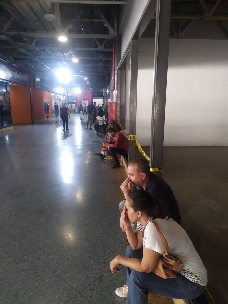 Elcorroncho08's tweet photo. @TuMundoInter  esto es parte del mal servicio de Inter oficina ubicada en el CC Copacabana Guarenas, solo 2 personas para atender reclamos y cobrar, 2 horas sin plataforma y sin puntos, para cobrar el servicio son buenos para dar repuesta y soporte al cliente no sirven😡😡😡😡 https://t.co/YmgeO62SHZ